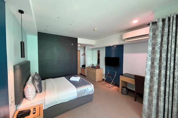 Standard Double Room | In-room safe, soundproofing, WiFi (free), bed sheets