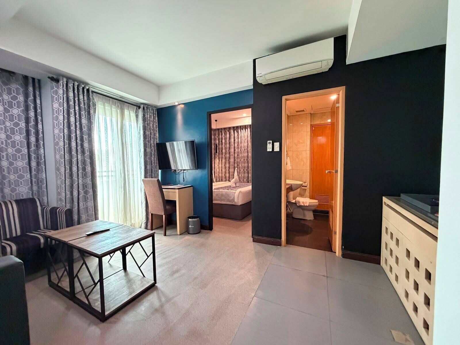 Superior-Onebedroom Suite | In-room safe, soundproofing, free WiFi, bed sheets