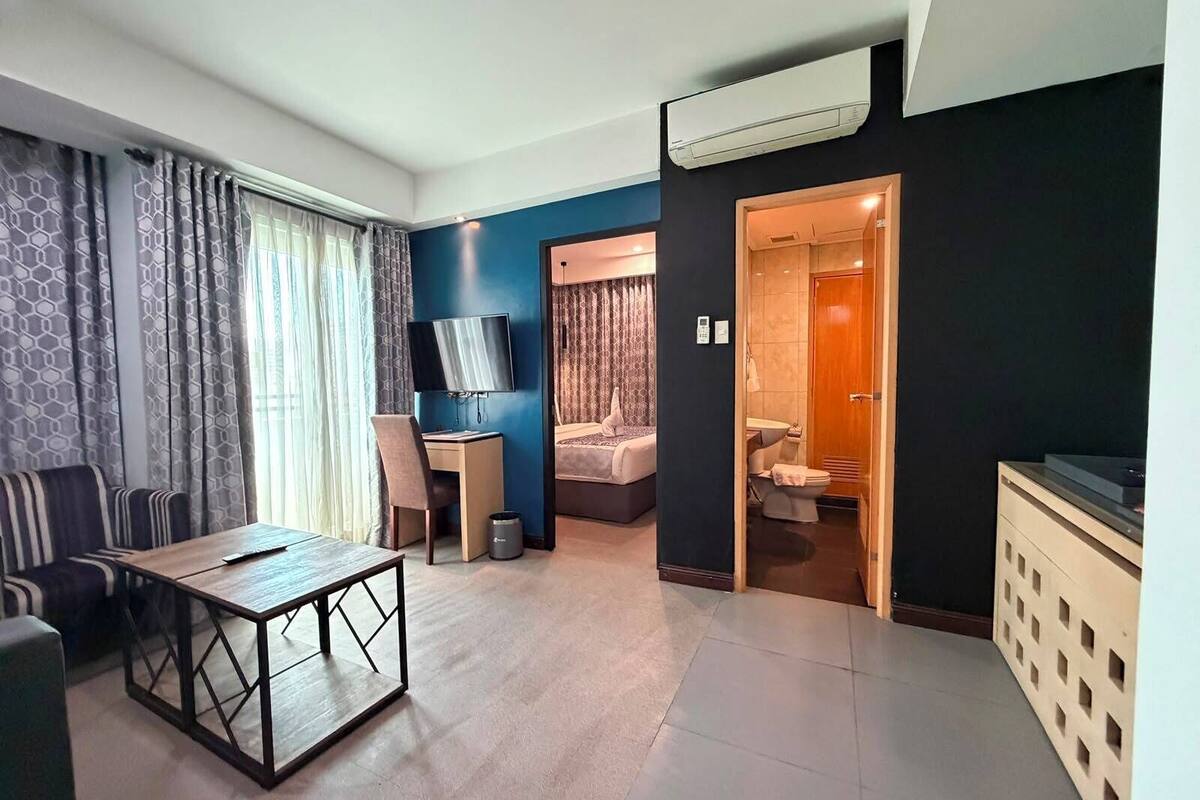 Superior-Onebedroom Suite | In-room safe, soundproofing, free WiFi, bed sheets