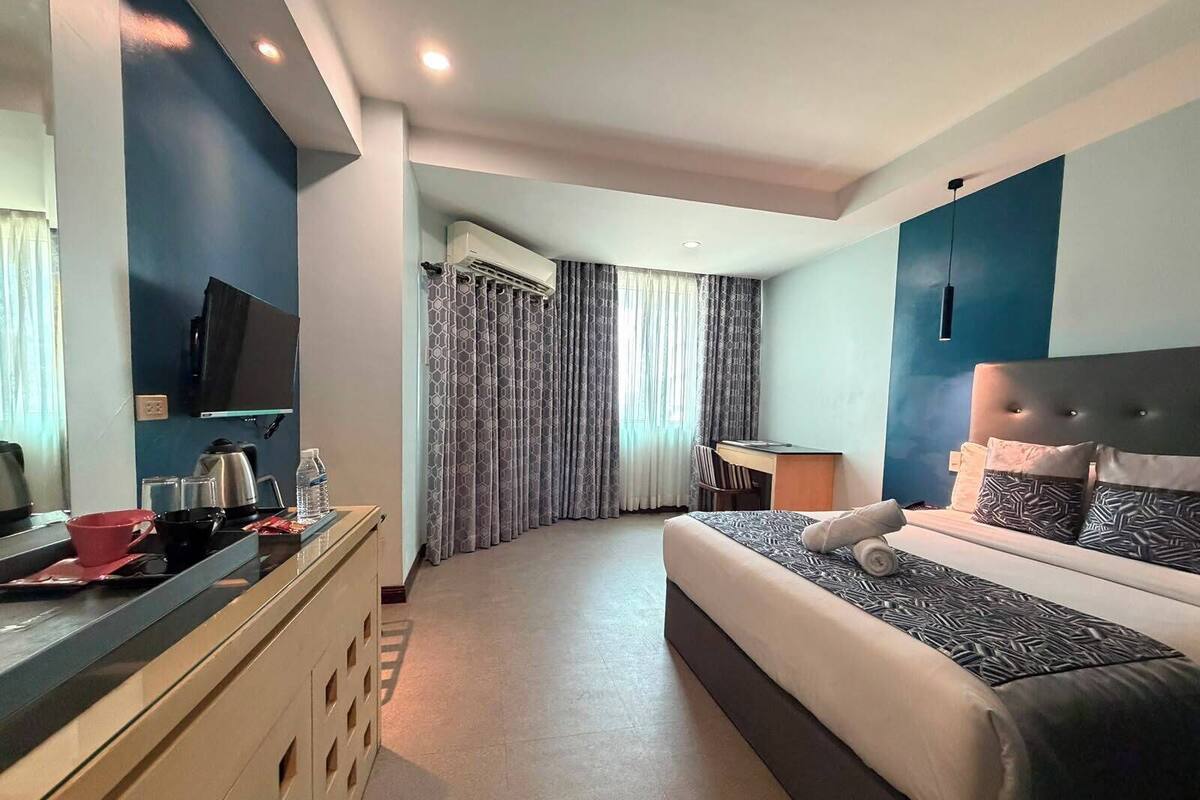 Deluxe Double Room | In-room safe, soundproofing, free WiFi, bed sheets