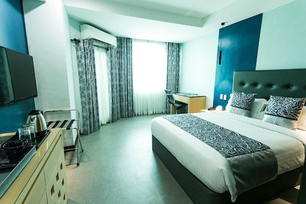 In-room safe, soundproofing, free WiFi, bed sheets