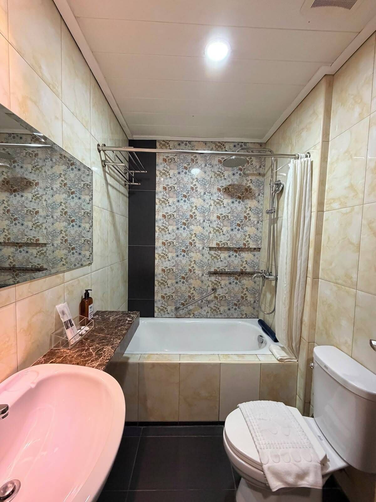 Deluxe Double Room | Bathroom | Free toiletries, hair dryer, slippers, towels
