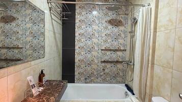 Deluxe Double Room | Bathroom | Free toiletries, hair dryer, slippers, towels