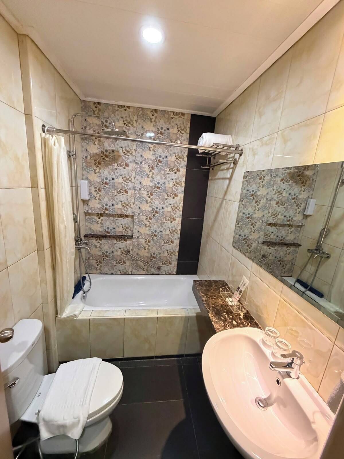 Deluxe Twin Room | Bathroom | Free toiletries, hair dryer, slippers, towels