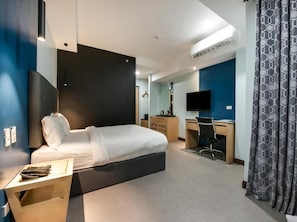 In-room safe, soundproofing, free WiFi, bed sheets