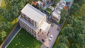 Un hotel moderno con un patio central, varias habitaciones de huéspedes y una piscina.