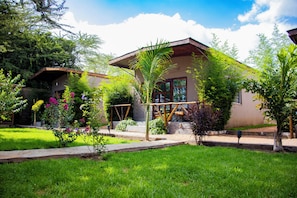 Una casa de dos pisos con un jardín delantero.