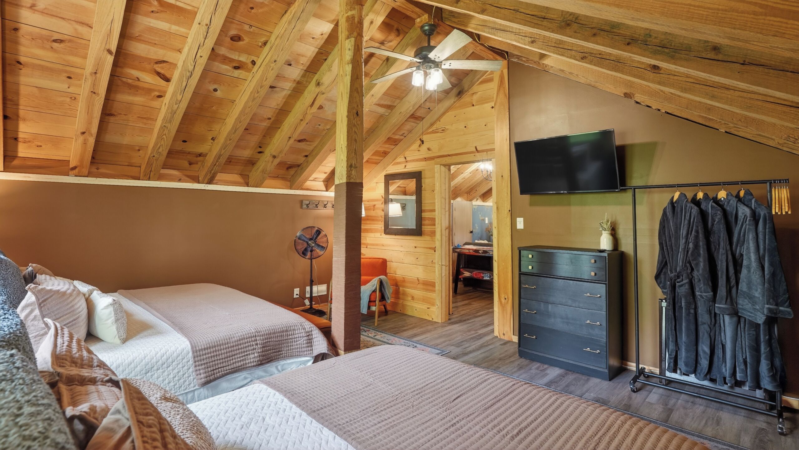 2 bedrooms, desk, travel crib, WiFi (free)