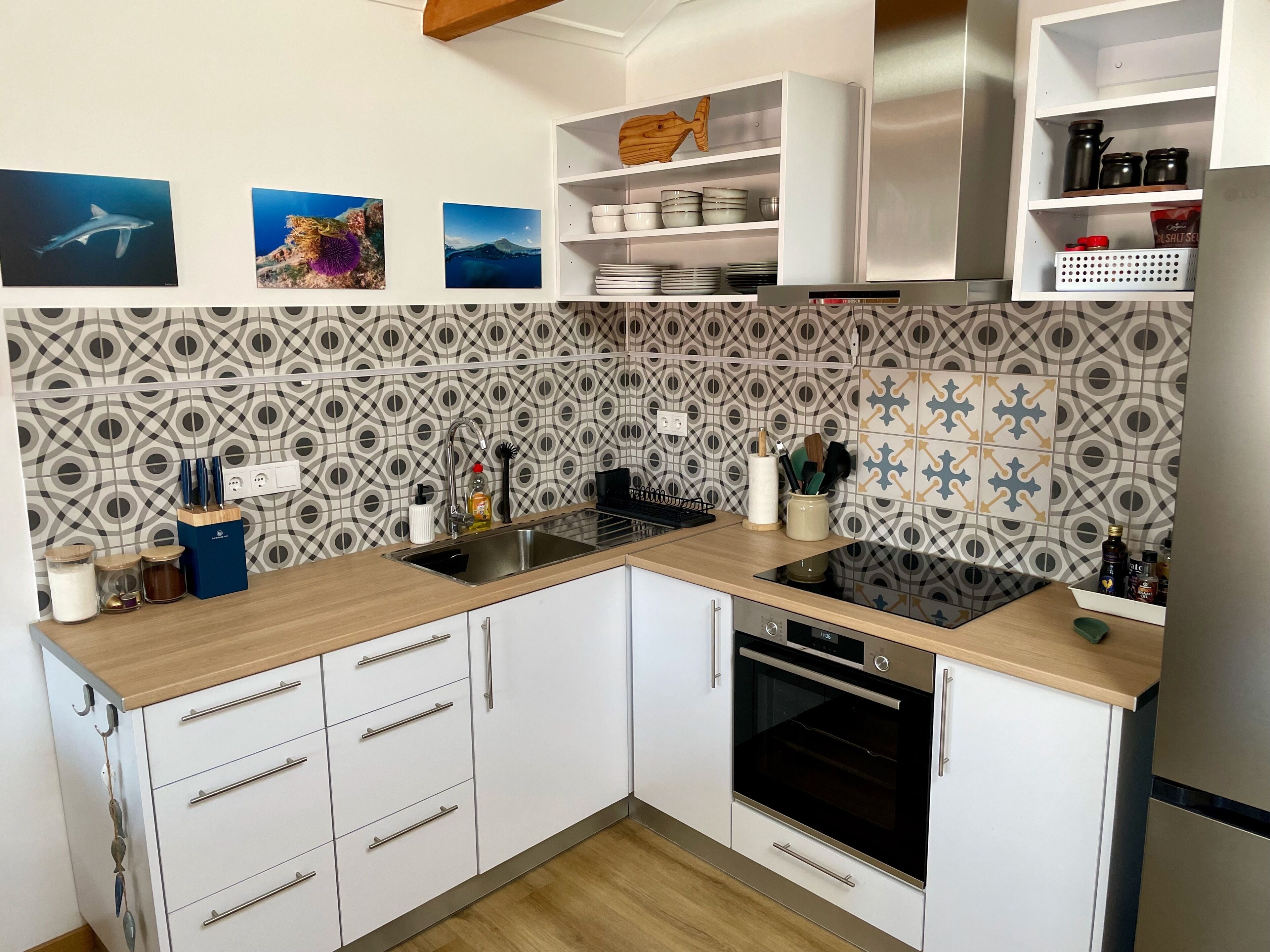 Coffee/tea maker, fridge, microwave, oven