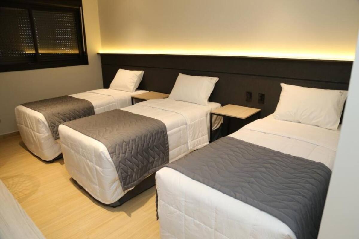 Habitación triple estándar, vista a la ciudad | Escritorio, espacio para trabajar con laptop y wifi gratis