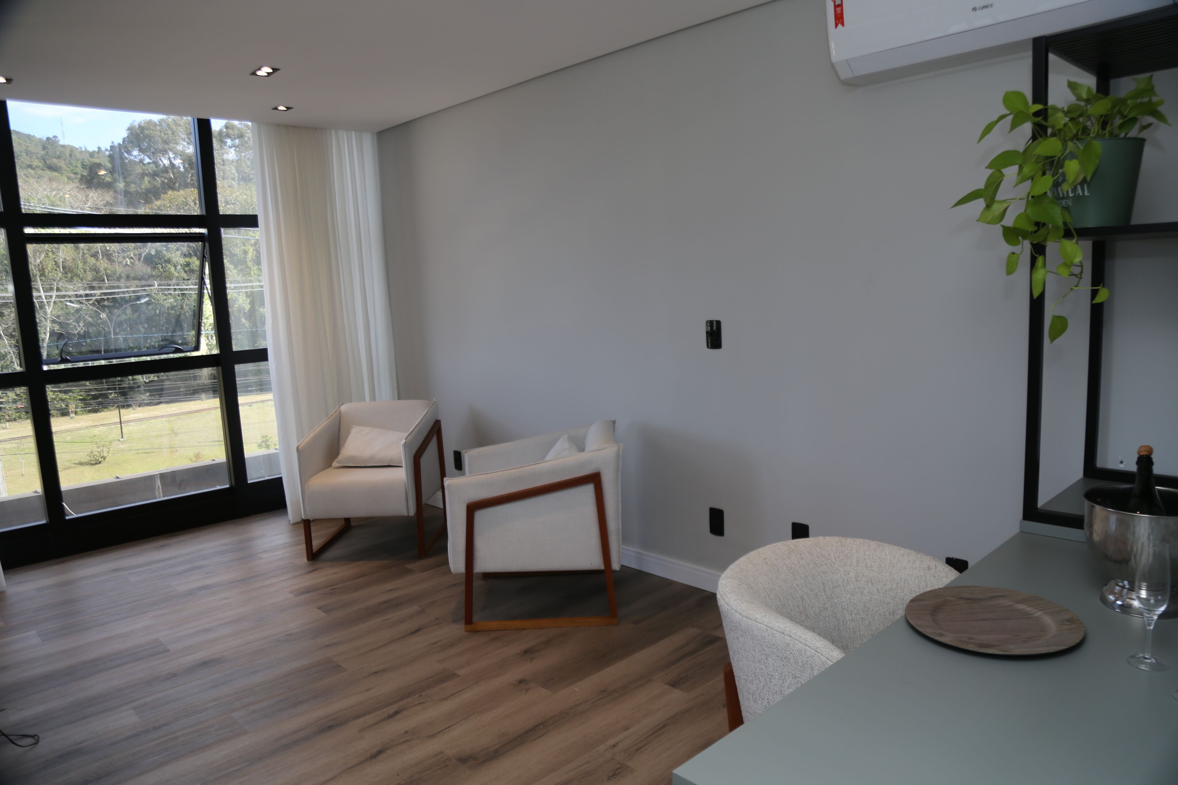 办公桌、笔记本电脑工作区、免费 WiFi