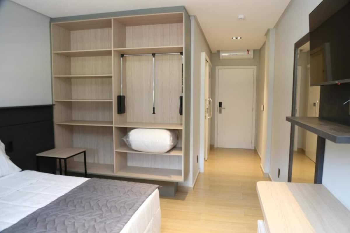 Habitación estándar con 2 camas individuales, vista a la ciudad | Escritorio, espacio para trabajar con laptop y wifi gratis
