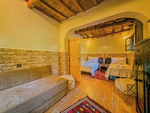 Habitación superior con 2 camas individuales, vista al jardín | Interior