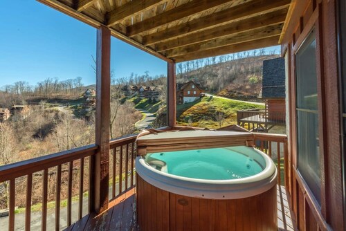 7 min to Hatley Pointe Views Hot Tub 2 Decks