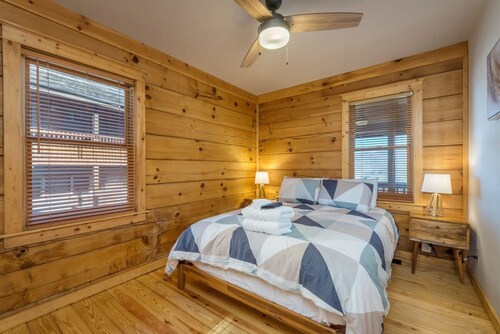 7 min to Hatley Pointe Views Hot Tub 2 Decks