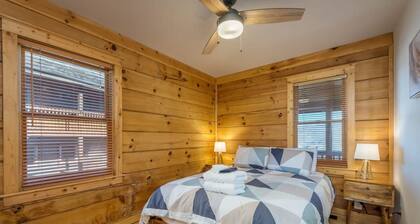 7 min to Hatley Pointe Views Hot Tub 2 Decks