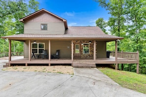 A two-story house with a porch, a covered deck, and a front door. - Valley Retreat Sleeps 10 Hot Tub Fire Pit (Blue Ridge)