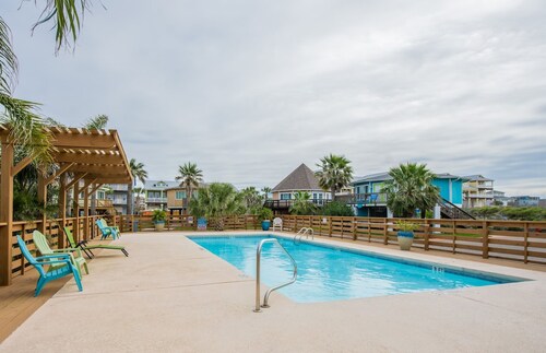 Beach Shak- Pool View Private Apartment