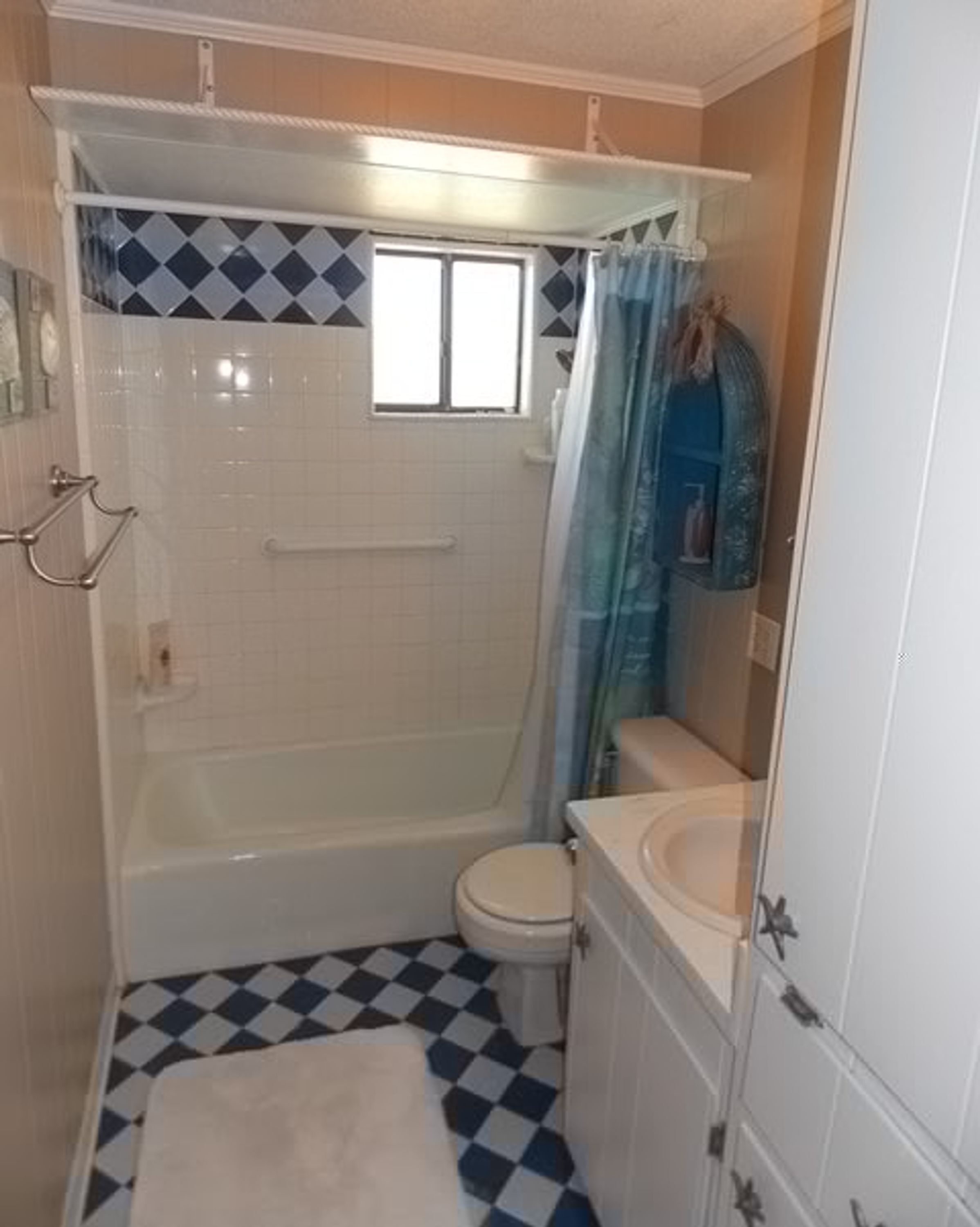 Un baño con bañera, inodoro y lavabo.