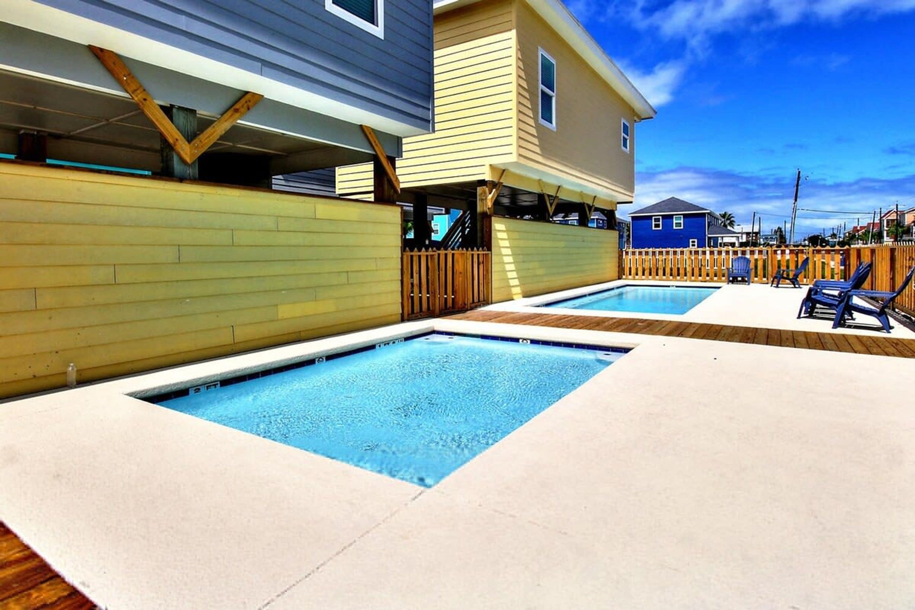 Ein Wohngebiet mit Schwimmbad und überdachter Terrasse.