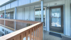 House - Pompano- 2 Min Drive to Beach Sleeps 4 (Port Aransas)