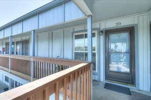 House - Pompano- 2 Min Drive to Beach Sleeps 4 (Port Aransas)