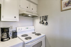 House - Pompano- 2 Min Drive to Beach Sleeps 4 (Port Aransas)