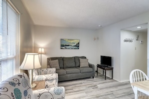 House - Pompano- 2 Min Drive to Beach Sleeps 4 (Port Aransas)
