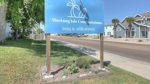 House - Pompano- 2 Min Drive to Beach Sleeps 4 (Port Aransas)