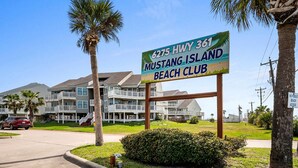 Señal del Mustang Island Beach Club en la carretera 361, número 6275.