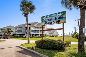 Schild für den Mustang Island Beach Club, 6275 HWY 361.