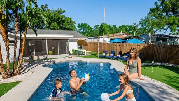 Une piscine où toute la famille peut se baigner, une terrasse en bois et un jardin clôturé.
