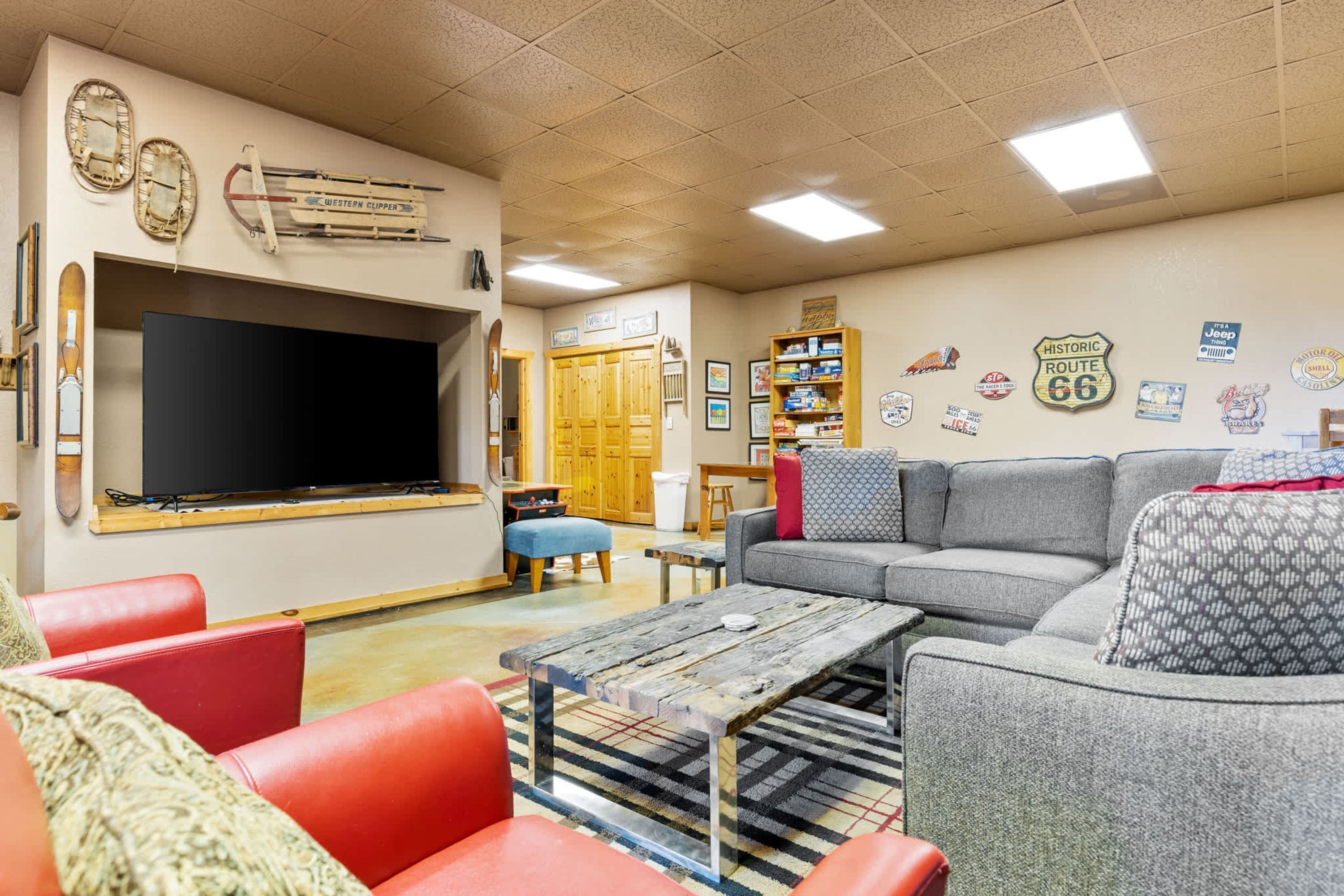 Un salon équipé d’un téléviseur, d’un coin salon et d’une bibliothèque.