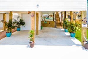 Un espacio al aire libre cubierto con plantas en macetas, una escalera de madera y un cartel que indica 'SRB 22'.