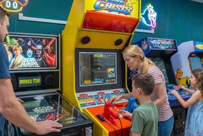 A family playing arcade games, including a Star Wars themed machine. - 25 Min to Asheville Game Room Fire Pit Hot Tub (Arden)