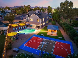Il s’agit d’une propriété résidentielle dotée d’une piscine, d’un terrain de basketball et d’un patio couvert.