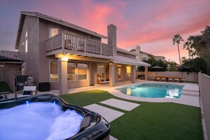 A two-story house with a swimming pool, a hot tub, and a covered patio area. - Lakeside 5BR Retreat Pool Hot Tub (Glendale)