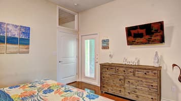 Une chambre à coucher avec un lit, une commode, une porte et des éléments décoratifs sur les murs.