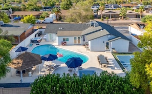 Il s’agit d’une propriété résidentielle dotée d’une piscine, de mobilier d’extérieur et d’un patio couvert.