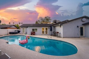 Room - Backyard Pickleball Hottub Pool Gameroom (Phoenix)