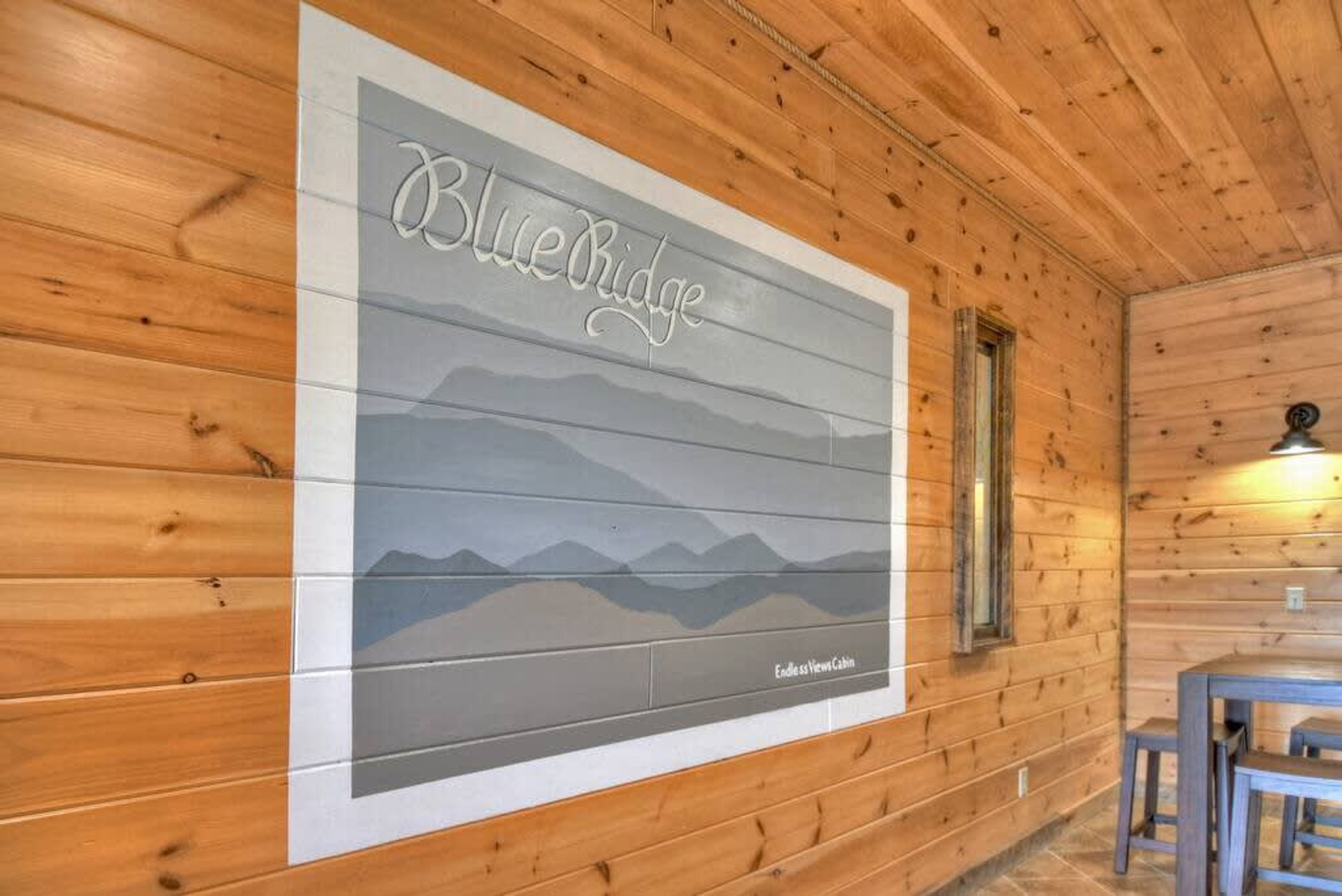 L’intérieur d’un chalet en bois, avec une enseigne fixée au mur indiquant « Blue Ridge » et « Eagle View Cabin ».
