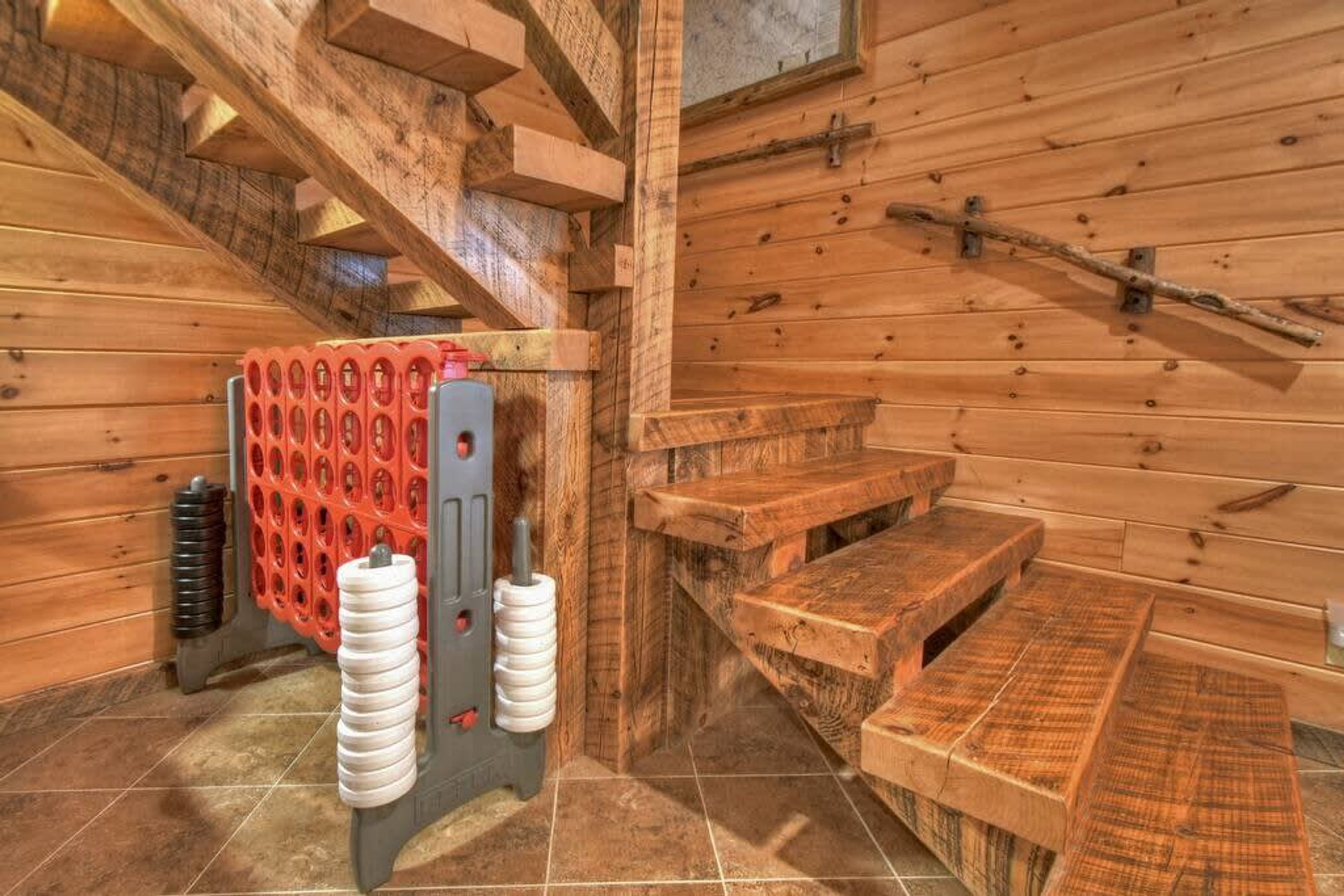 Een sauna met houten wanden, een bank en een sauna-oven.