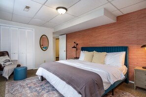 A hotel room with a bed, bedside table, lamp, and a wardrobe. - 15 Mins to DT Asheville Pool Hot Tub Game Room (Asheville)