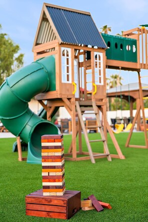 Eine Spielanlage für Kinder mit Rutsche und Kletterelementen.