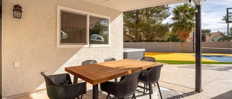 House | 5 bedrooms, high-speed internet