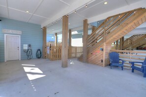En modern inredning med en trätrappa, en skylt med texten ”PORT ARANSAS” och en blå vägg.