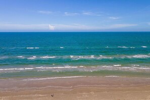Uma praia com águas azul-claras e uma faixa de areia.