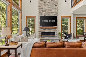 4 bedrooms, Internet - Sleeps 14 Hot Tub Sauna Fire Pit New Build (Government Camp)