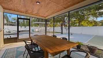House | 5 bedrooms, high-speed internet