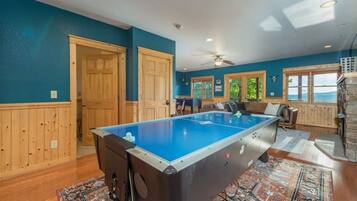 House | 8 bedrooms, high-speed internet